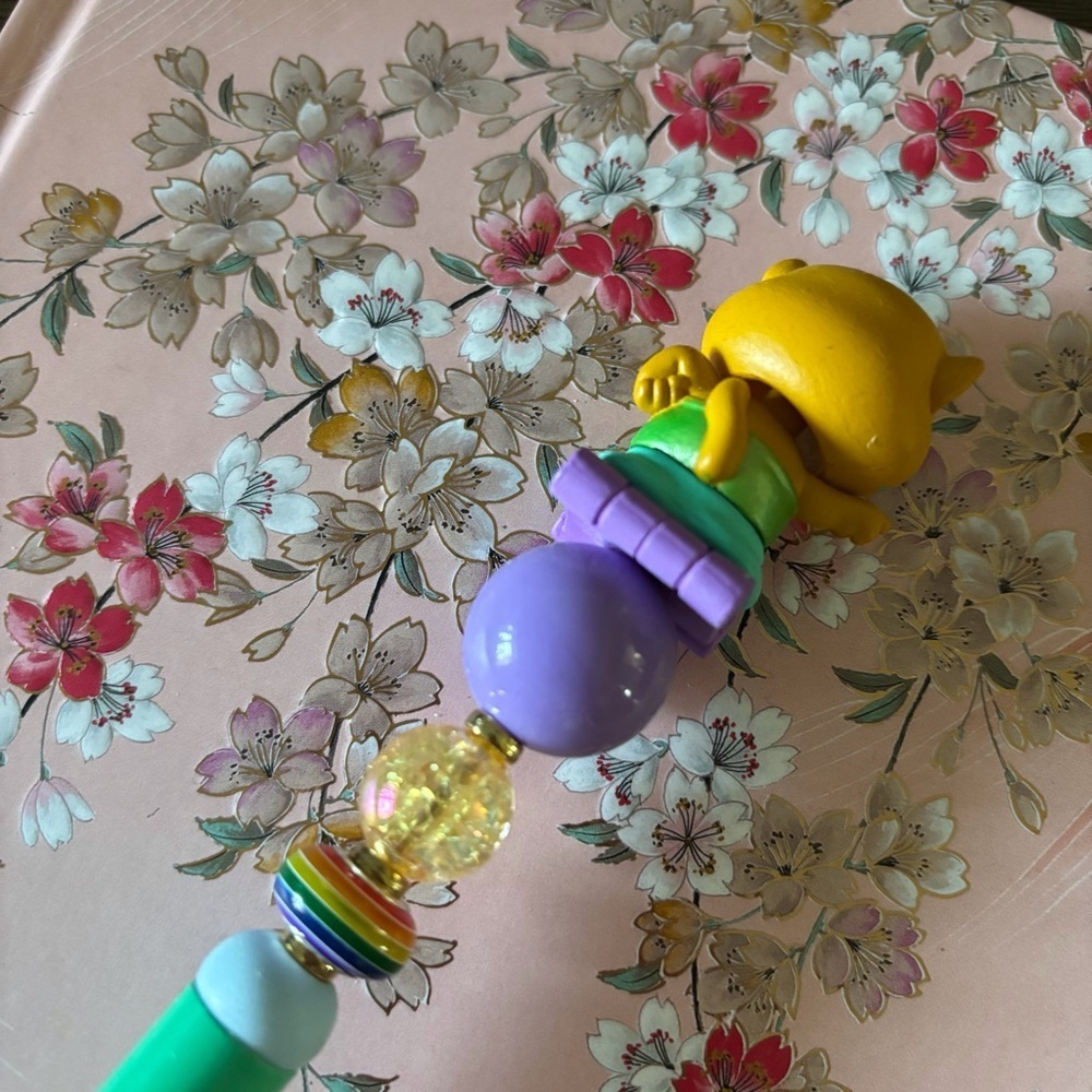 Disney Doorables: Zootopia: Officer Clawhauser roller skates handmade beaded pen - Picture 3 of 3